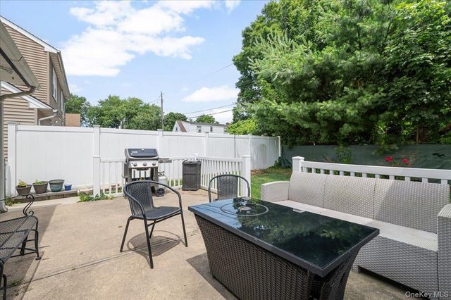 512 Farmranch Road E, Bethpage, NY 11714