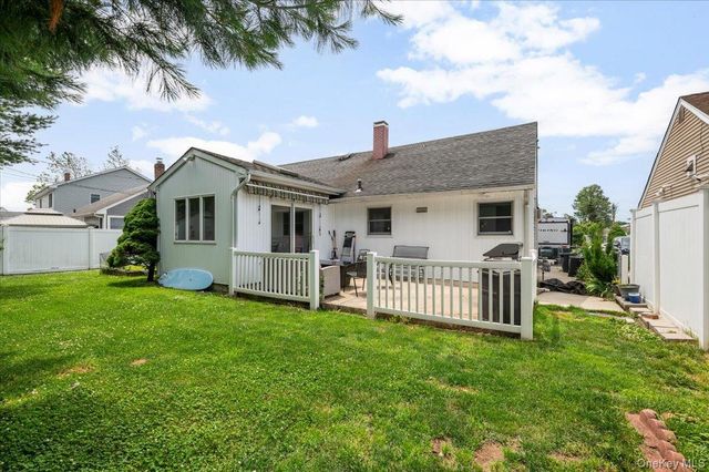 512 Farmranch Road E, Bethpage, NY 11714