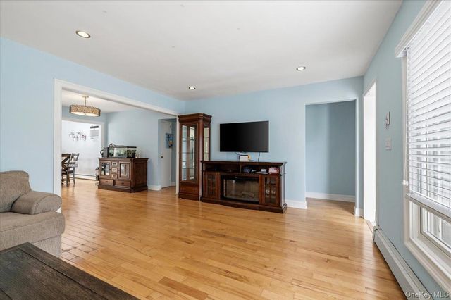 512 Farmranch Road E, Bethpage, NY 11714