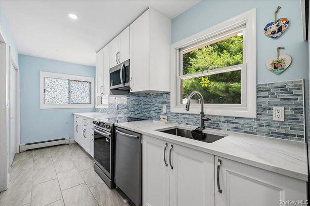 512 Farmranch Road E, Bethpage, NY 11714