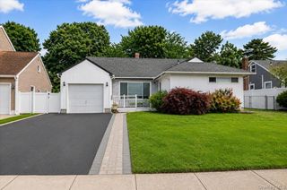 512 Farmranch Road E, Bethpage, NY 11714