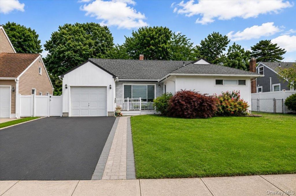 512 Farmranch Road E, Bethpage, NY 11714