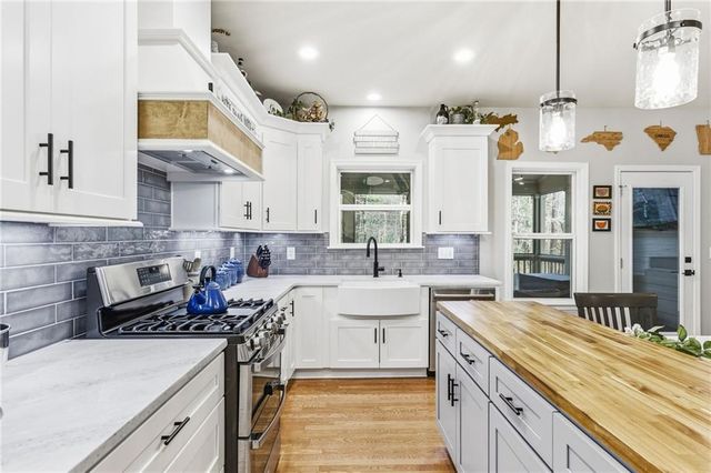 1122 Flagstone Way, Acworth, GA 30101