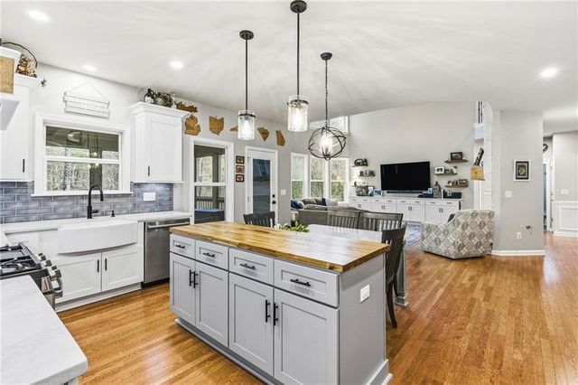 1122 Flagstone Way, Acworth, GA 30101