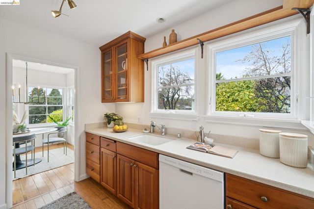 4200 4200 Mountain View Ave, Oakland, CA 94605