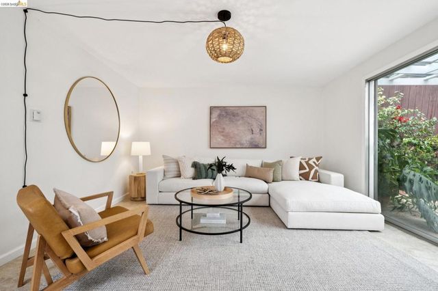 4200 4200 Mountain View Ave, Oakland, CA 94605