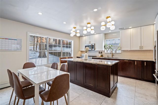 34 Wooleys Lane, Great Neck, NY 11023