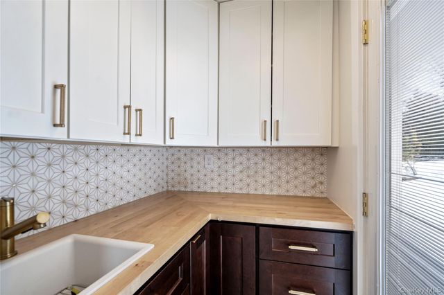 34 Wooleys Lane, Great Neck, NY 11023