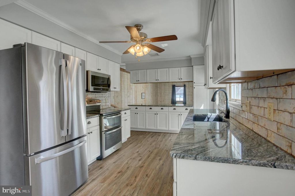 Image 10 of property listing at 11 S 3RD ST, Dillsburg, PA 17019