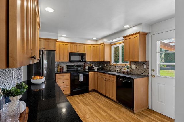 8213 N Whitehouse Dr, Spokane, WA 99208