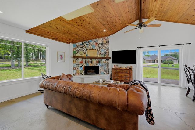 100 Cayuga Cove, Lake Kiowa, TX 76240