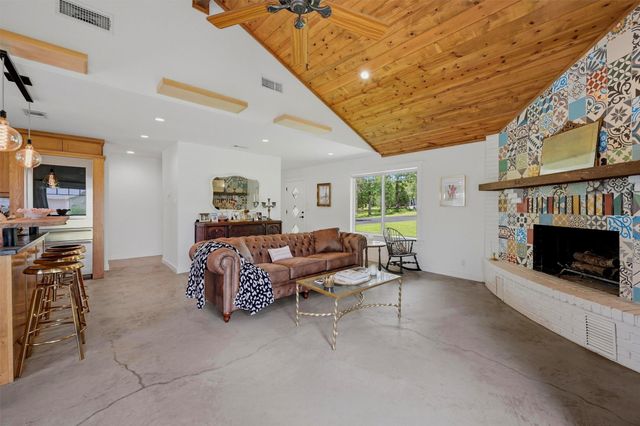 100 Cayuga Cove, Lake Kiowa, TX 76240