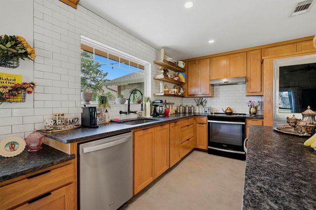100 Cayuga Cove, Lake Kiowa, TX 76240