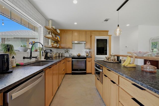 100 Cayuga Cove, Lake Kiowa, TX 76240