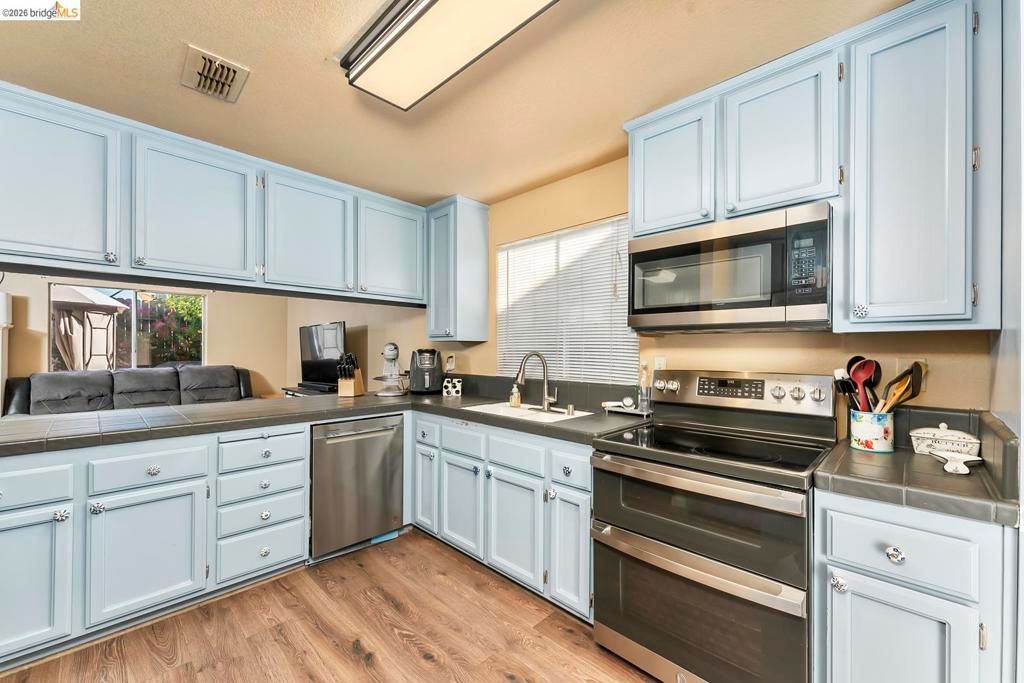 Image 10 of property listing at 1030 Betsy Ross DR, Roseville, CA 95747