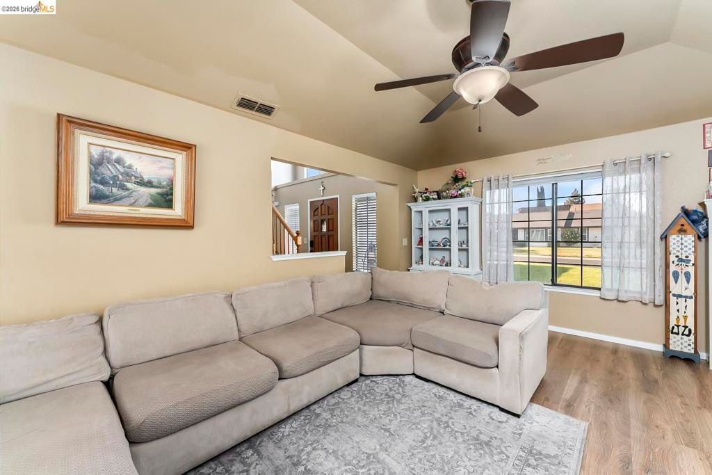 Image 4 of property listing at 1030 Betsy Ross DR, Roseville, CA 95747