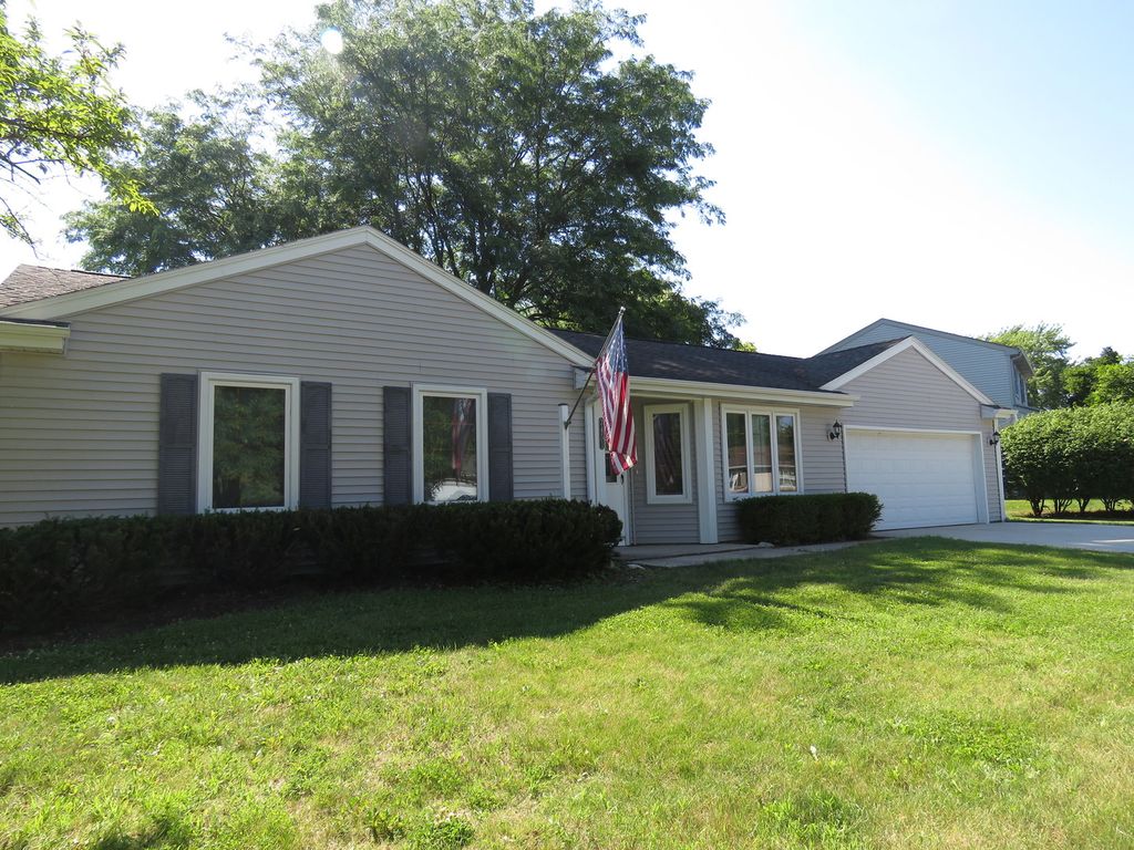 3451 Waterford Way, Island Lake, IL 60042