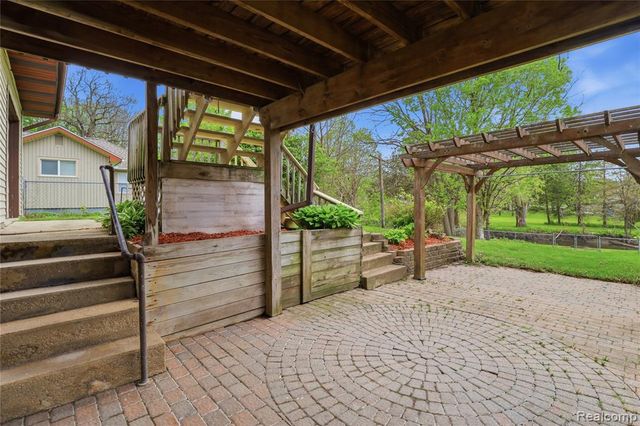 2465 Egelston Avenue, Burton, MI 48509
