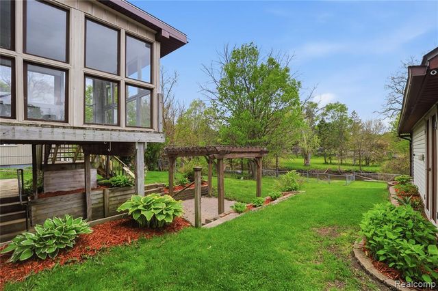 2465 Egelston Avenue, Burton, MI 48509