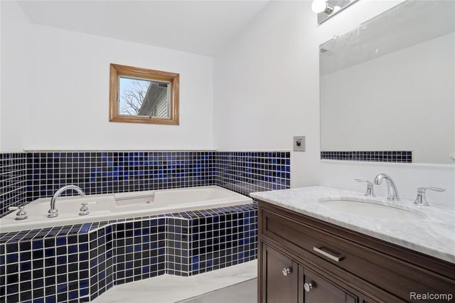 2465 Egelston Avenue, Burton, MI 48509