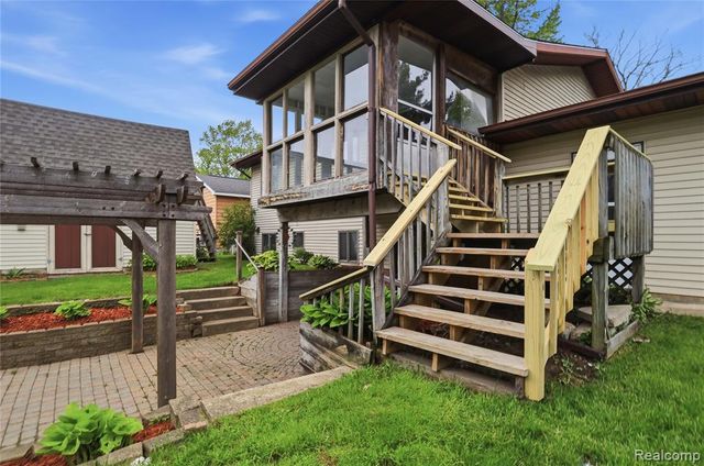 2465 Egelston Avenue, Burton, MI 48509