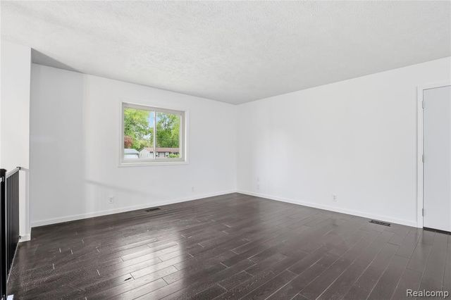 2465 Egelston Avenue, Burton, MI 48509