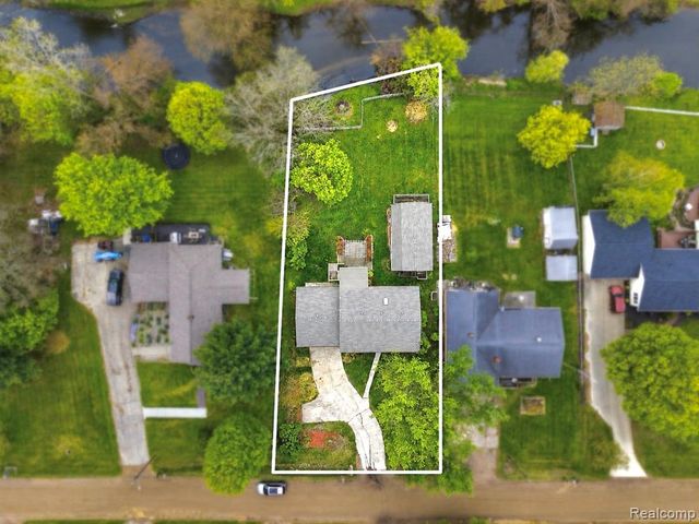 2465 Egelston Avenue, Burton, MI 48509