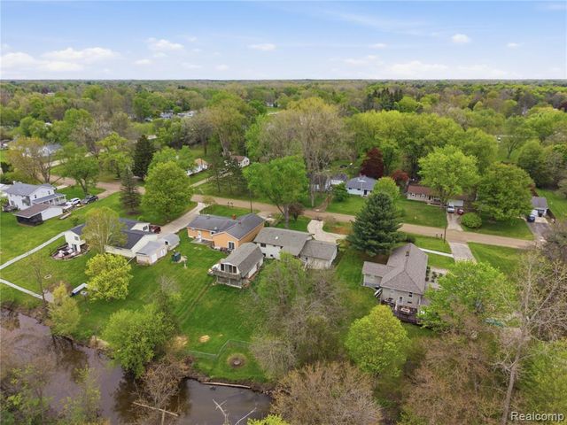 2465 Egelston Avenue, Burton, MI 48509