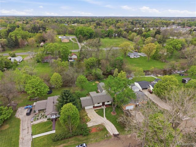 2465 Egelston Avenue, Burton, MI 48509