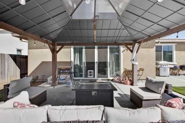 4144 Sir Barton Dr, Olivehurst, CA 95961