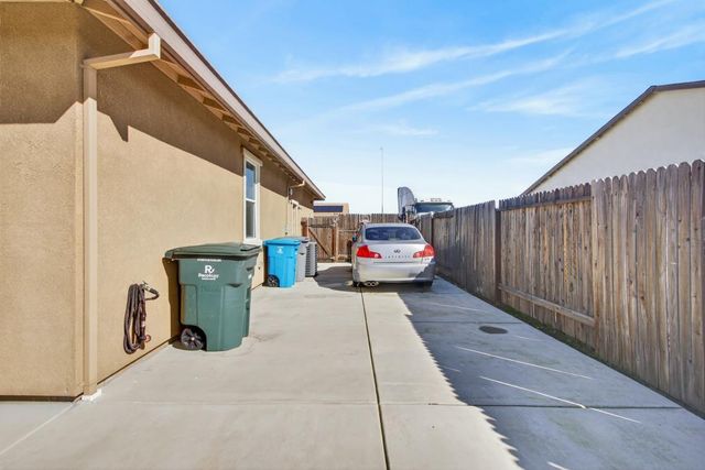 4144 Sir Barton Dr, Olivehurst, CA 95961