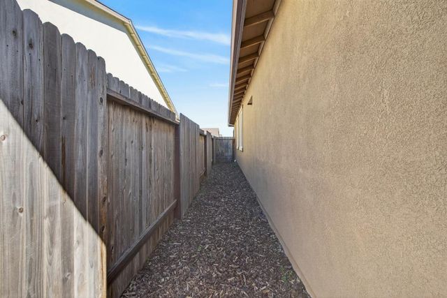 4144 Sir Barton Dr, Olivehurst, CA 95961