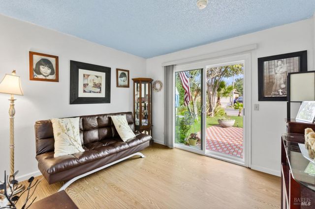 19295 Junipero Serra Dr, Sonoma, CA 95476