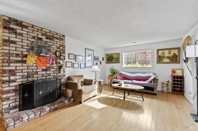 19295 Junipero Serra Dr, Sonoma, CA 95476