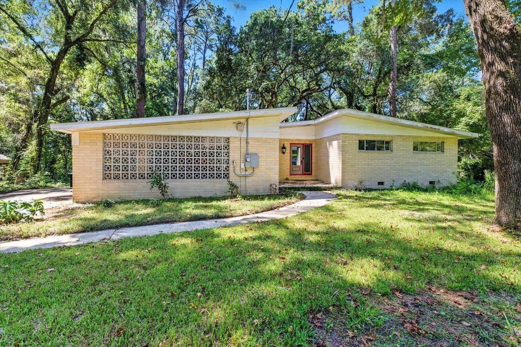 2106 Great Oak Drive, Tallahassee, FL 32303