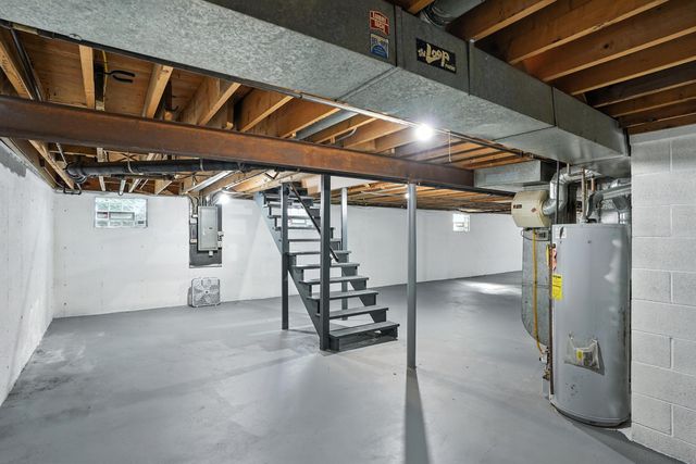 2711 Edgewood Drive, Dyer, IN 46311