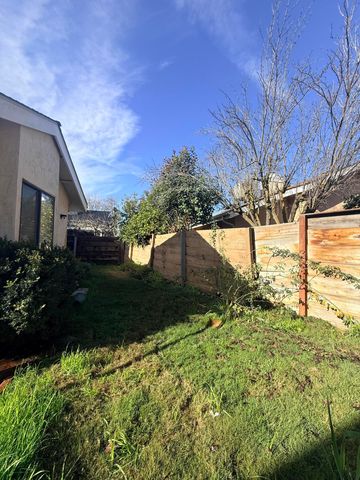 1338 E Castlecrest Avenue, Visalia, CA 93292