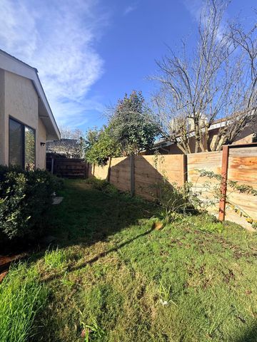 1338 E Castlecrest Avenue, Visalia, CA 93292