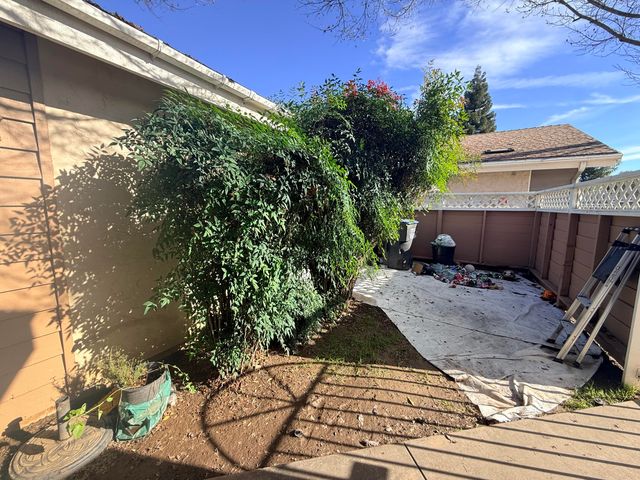 1338 E Castlecrest Avenue, Visalia, CA 93292