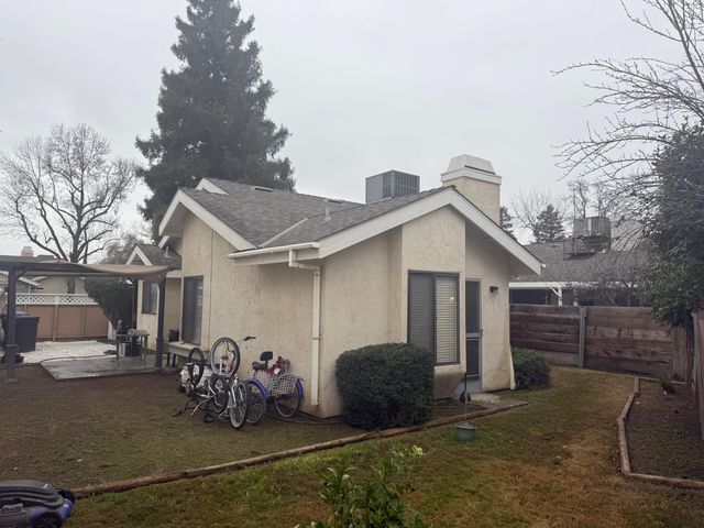 1338 E Castlecrest Avenue, Visalia, CA 93292