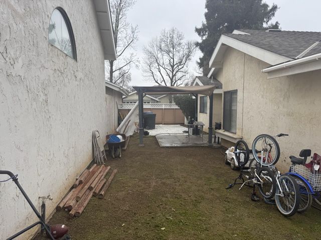 1338 E Castlecrest Avenue, Visalia, CA 93292