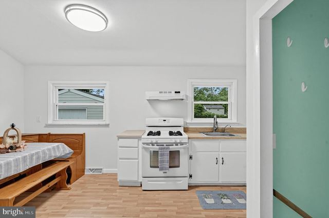 402 WOODLAWN AVE, Williamstown, NJ 08094
