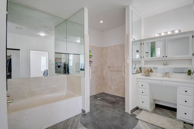 5136 Lomas De Atrisco Road NW, Albuquerque, NM 87105