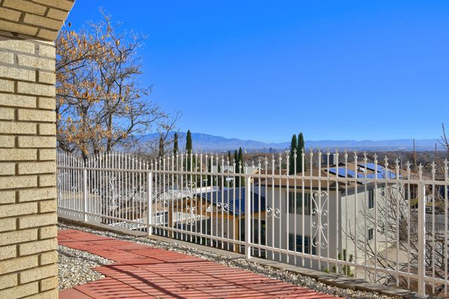 5136 Lomas De Atrisco Road NW, Albuquerque, NM 87105