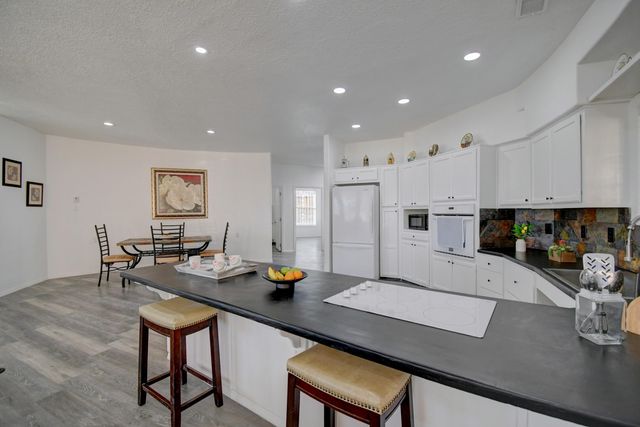 5136 Lomas De Atrisco Road NW, Albuquerque, NM 87105