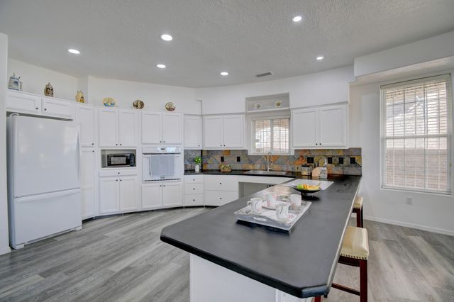 5136 Lomas De Atrisco Road NW, Albuquerque, NM 87105