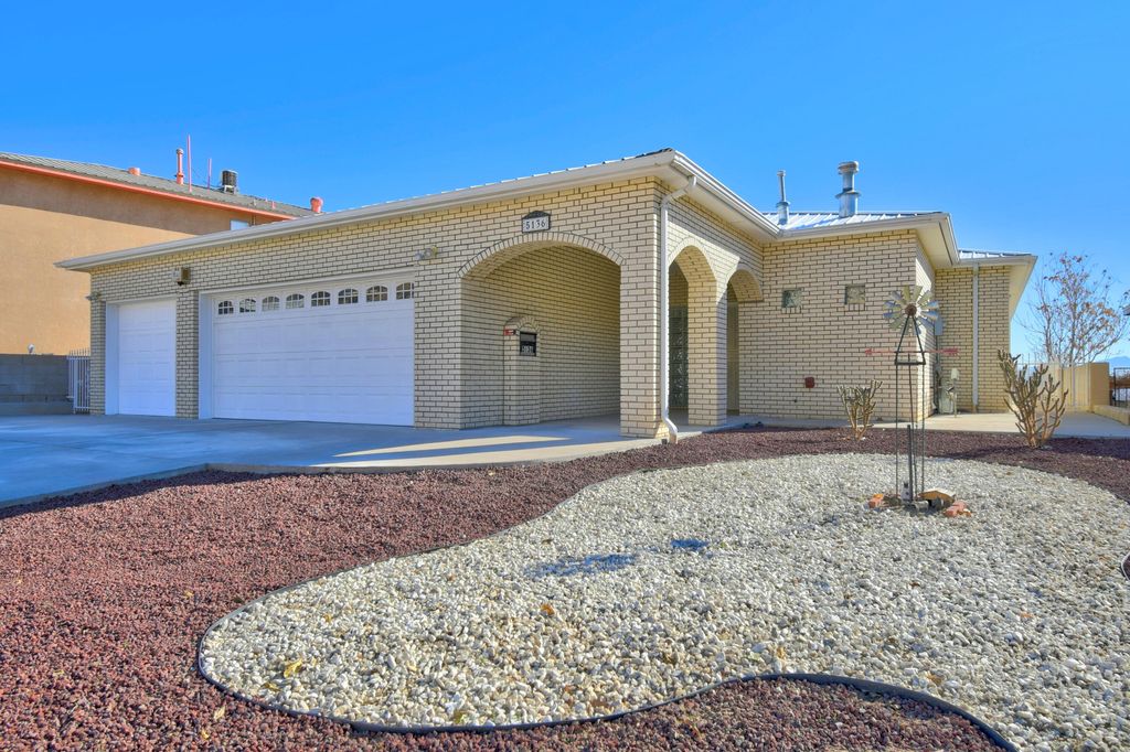 5136 Lomas De Atrisco Road NW, Albuquerque, NM 87105