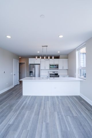 880 Lee Street 315, Des Plaines, IL 60016