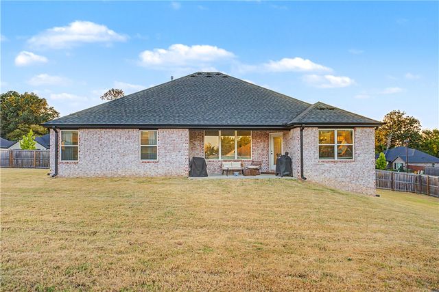 1650 N Quincy Avenue, Fayetteville, AR 72704