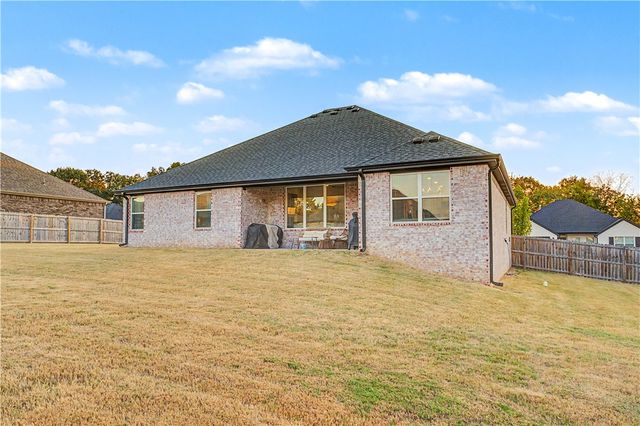 1650 N Quincy Avenue, Fayetteville, AR 72704